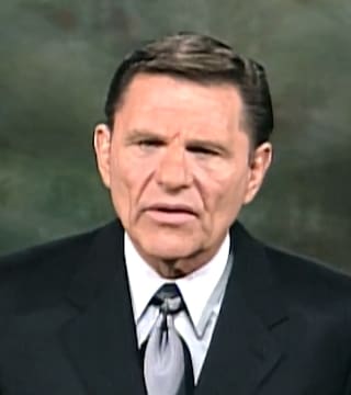 Kenneth Copeland - Staying Connected to God's Love Casts Out All Fear