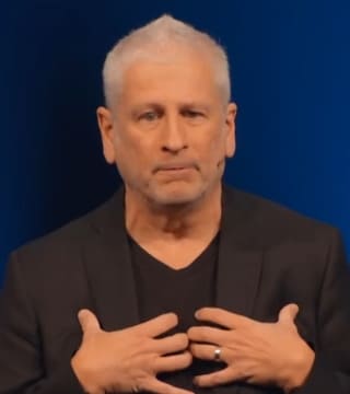 Louie Giglio - God Is on the Mic